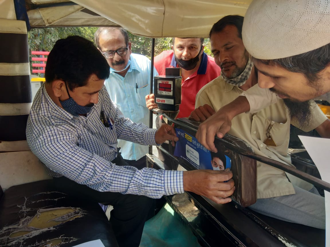 wear mask pamphlet in auto rickshaw-1