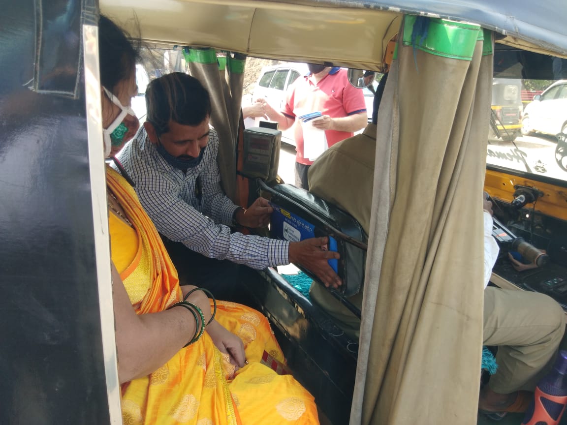 wear mask pamphlet in auto rickshaw-4