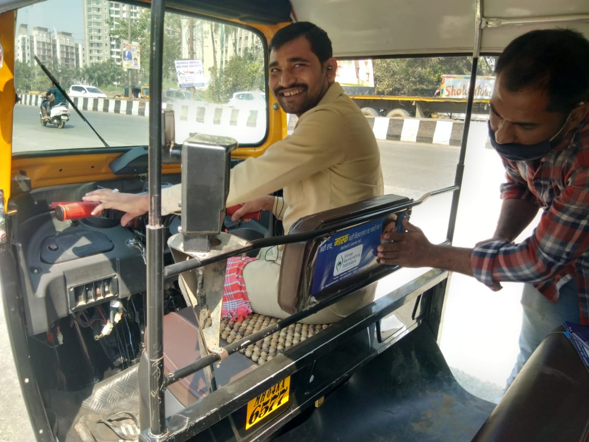 wear mask pamphlet in auto rickshaw-8